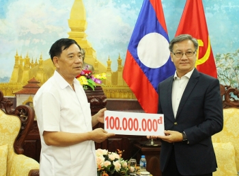 ສະມາຄົມມມິດຕະພາບ ຫວຽດນາມ-ລາວ ຊ່ວຍເຫຼືອ 4.000 ໂດລາສະຫະລັດ ແກ່ຜູ້ປະສົບໄພ ຢູ່ແຂວງອັດທະປື