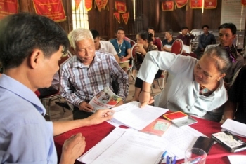 ມອບຂໍ້ຕົກລົງ ຮັບສັນຊາດຫວຽດນາມ ໃຫ້ແກ່ປະຊາຊົນລາວ ຈຳນວນ 70 ຄົນ ທີ່ແຕ່ງງານກັນບໍ່ມີໃບສົມລົດ