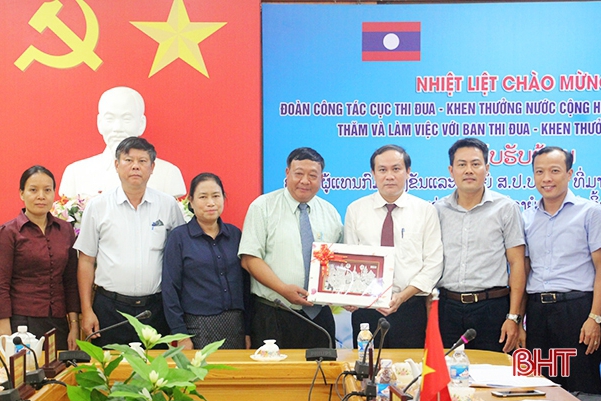 ແຂວງຮ່າຕິ໋ງ ແບ່ງປັນວຽກງານແຂ່ງຂັນ, ຍ້ອງຍໍ ກັບ ສປປ ລາວ