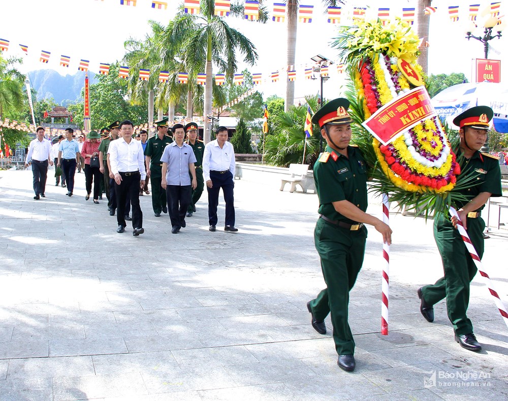 ຮອງເລຂາຄະນະປະຈຳພັກແຂວງ ເຂົ້າວາງພວງມາລາ ຢູ່ ສຸສານວິລະຊົນສາກົນ  ຫວຽດ-ລາວ