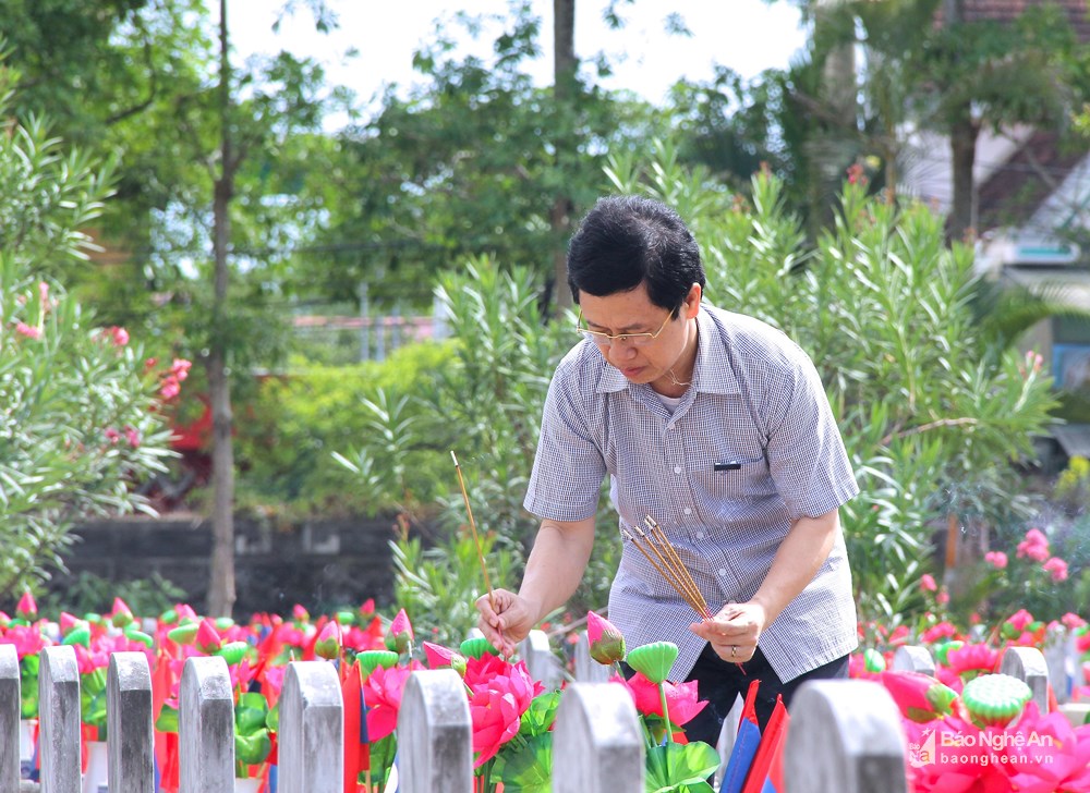 ຮອງເລຂາຄະນະປະຈຳພັກແຂວງ ເຂົ້າວາງພວງມາລາ ຢູ່ ສຸສານວິລະຊົນສາກົນ  ຫວຽດ-ລາວ