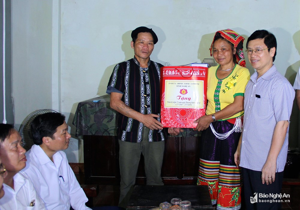 ຮອງເລຂາຄະນະປະຈຳພັກແຂວງ ເຂົ້າວາງພວງມາລາ ຢູ່ ສຸສານວິລະຊົນສາກົນ  ຫວຽດ-ລາວ