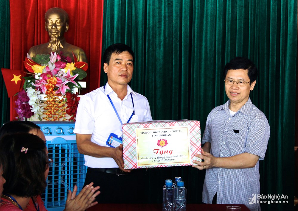 ຮອງເລຂາຄະນະປະຈຳພັກແຂວງ ເຂົ້າວາງພວງມາລາ ຢູ່ ສຸສານວິລະຊົນສາກົນ  ຫວຽດ-ລາວ