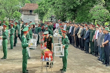 ພາອ້າຍນ້ອງທະຫານຜູ້ເສຍສະຫຼະກັບຜືນແຜ່ນດິນແມ່