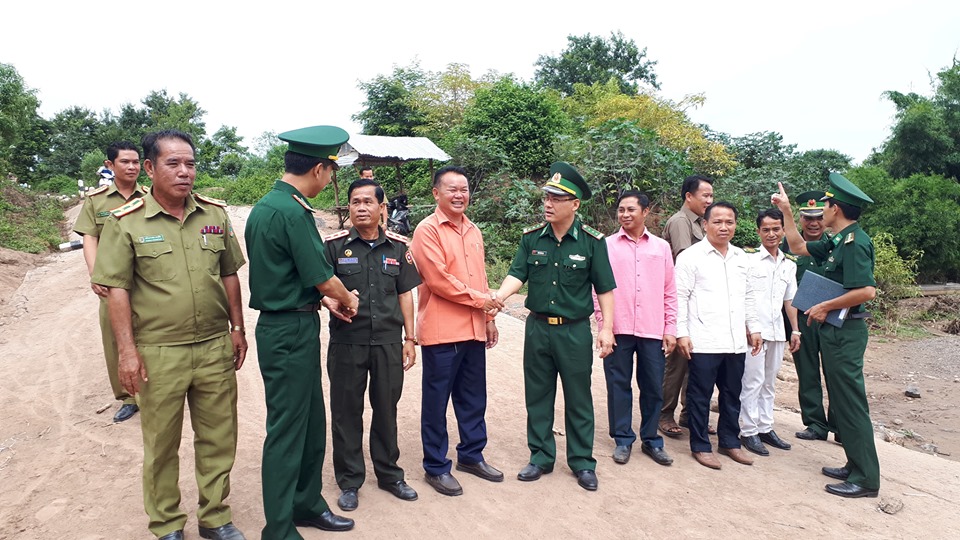 ພິທີມອບຮັບແນວພັນງົວ ໃຫ້ປະຊາຊົນບ້ານແຮກສ່ຽວລຽບຕາມຊາຍແດນ ລາວ-ຫວຽດນາມ ຂອງເມືອງນອງ.