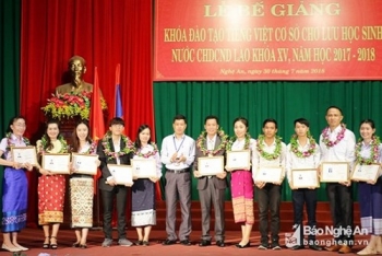 ພິທີ ມອບໃບປະກາສະນີຍະບັດ ພາສາຫວຽດ ໃຫ້ແກ່ ນັກຮຽນລາວ