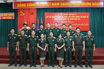 ອັດຊຸດຝຶກອົບຮົມວິຊາສະເພາະວຽກງານປະຕູຖານຂໍ້ມູນເອເລັກໂຕນິກໃຫ້ແກ່ກອງທັບປະຊາຊົນລາວ
