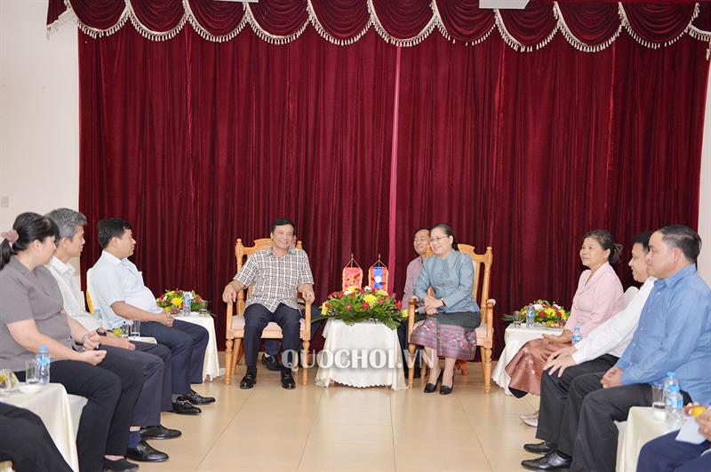 ເລຂາທິການໃຫຍ່ສະພາແຫ່ງຊາດ ຫົວໜ້າຫ້ອງວ່າການສະພາແຫ່ງຊາດຫວຽດນາມ ຫງວ໋ຽນ ແຮັ້ງ ຟຸກ ເຮັດວຽກກັບ ເລຂາທິການໃຫຍ່ສະພາແຫ່ງຊາດລາວ