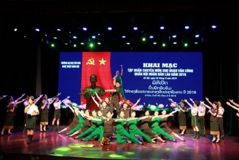 ໄຂຊຸດຝຶກອົບຮົມວິຊາສະເພາະໃຫ້ຄະນະສິລະປະກອນກອງທັບປະຊາຊົນລາວ