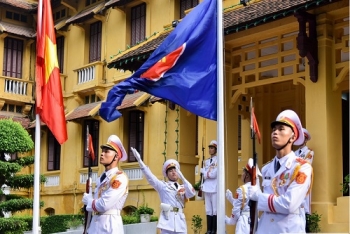 ຫວຽດນາມ ຈັດຕັ້ງ ພິທີຊັກທຸງ ອາຊຽນ ເນື່ອງໃນໂອກາດ ສະເຫຼີມສະຫຼອງ 52 ປີແຫ່ງວັນສ້າງຕັ້ງ ອາຊຽນ