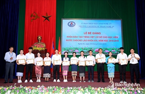 ມອບໃບຢັ້ງຢືນພາສາຫວຽດນາມ ໃຫ້ ນັກສຳມະນາກອນລາວ ກວ່າ 100 ຄົນ ໃນໂຮງຮຽນວິທະຍາໄລສ້າງຄູ ເງະອານ
