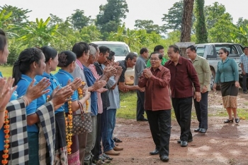 ຮອງປະທານສະພາແຫ່ງຊາດ ສືບຕໍ່ເຄື່ອນໄຫວພົບ ປະຊາຊົນ ເມືອງພີນ