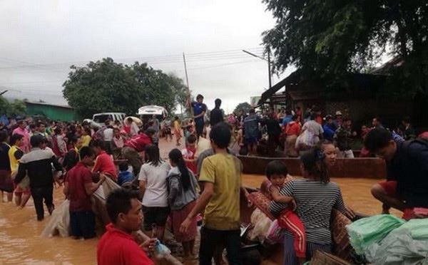 ຊ່ວຍເຫຼືອປະຊາຊົນລາວ ຢູ່ ເຂດນໍ້າຖ້ວມ