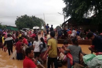 ຊ່ວຍເຫຼືອປະຊາຊົນລາວ ຢູ່ ເຂດນໍ້າຖ້ວມ