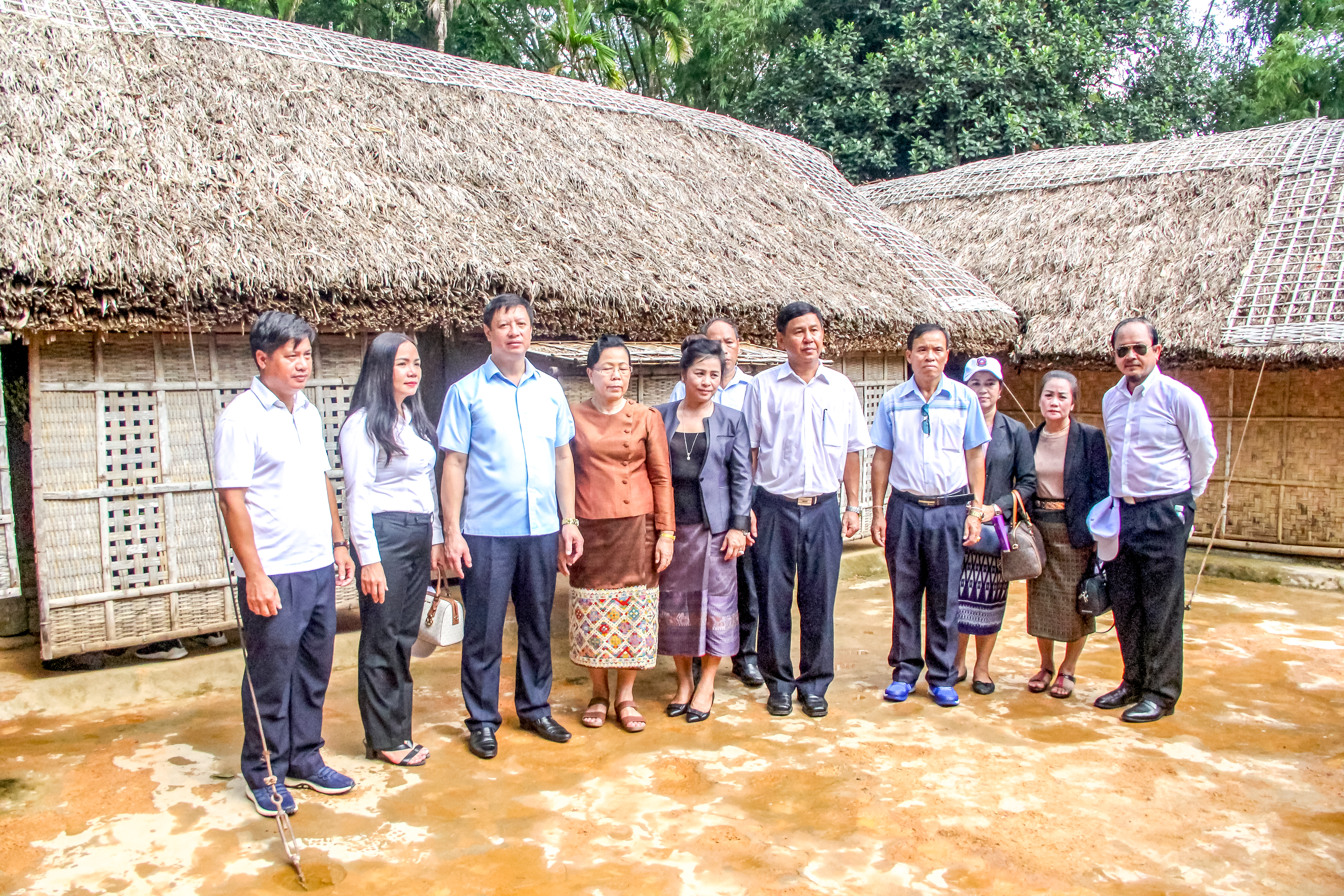 ຄະນະຜູ້ແທນຂອງສານປະຊາຊົນສູງສຸດສອງປະເທດ ຫວຽດນາມ-ລາວ ໄດ້ມາວາງທູບອາໄລຫາ ປະທານໂຮ່ຈິ໋ມີງ