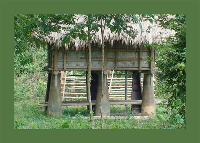 ຊື່ນຊົມຮ່ອງຮອຍສົງຄາມທີ່ຍັງເຫຼືອໄວ້ໃນທາງນ້ອຍໂຮ່ຈິ໋ມີນຢູ່ລາວ