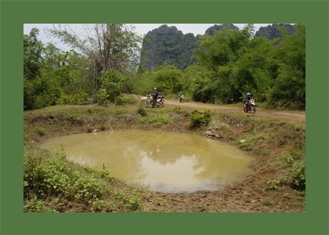 ຊື່ນຊົມຮ່ອງຮອຍສົງຄາມທີ່ຍັງເຫຼືອໄວ້ໃນທາງນ້ອຍໂຮ່ຈິ໋ມີນຢູ່ລາວ