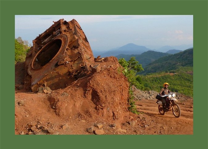 ຊື່ນຊົມຮ່ອງຮອຍສົງຄາມທີ່ຍັງເຫຼືອໄວ້ໃນທາງນ້ອຍໂຮ່ຈິ໋ມີນຢູ່ລາວ