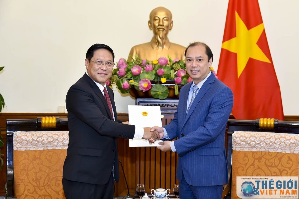 ມອບໃບຮັບຮອງ ກົງສຸນ ໃຫຍ່ໃຫ້ແກ່ກົງສຸນໃຫຍ່ຂອງລາວ ປະຈຳດ່າໜັງ