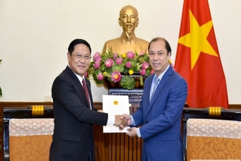 ມອບໃບຮັບຮອງ ກົງສຸນ ໃຫຍ່ໃຫ້ແກ່ກົງສຸນໃຫຍ່ຂອງລາວ ປະຈຳດ່າໜັງ