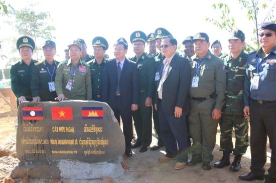 ຮ່ວມມືກັນປົກປັກຮັກສາຊາຍແດນ ແຫ່ງຊາດ