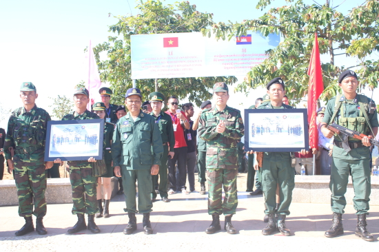 ຮ່ວມມືກັນປົກປັກຮັກສາຊາຍແດນ ແຫ່ງຊາດ