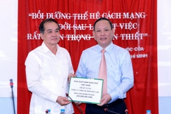 ສຳນັກພິມຈຳໜ່າຍ ສຶກສາ ຫວຽດນາມ ຊ່ວຍເຫຼືອໃນການກໍ່ສ້າງບຸກຄະລາກອນ ແລະ ອຸປະກອນໃຫ້ ອ້າຍນ້ອງລາວ
