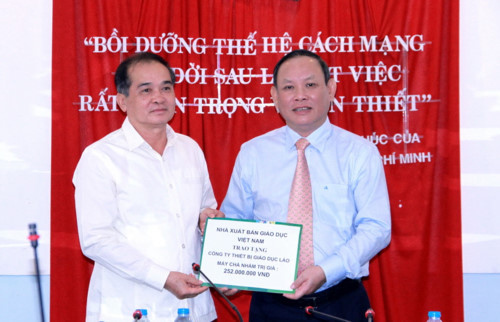 ສຳນັກພິມຈຳໜ່າຍ ສຶກສາ ຫວຽດນາມ ຊ່ວຍເຫຼືອໃນການກໍ່ສ້າງບຸກຄະລາກອນ ແລະ ອຸປະກອນໃຫ້ ອ້າຍນ້ອງລາວ