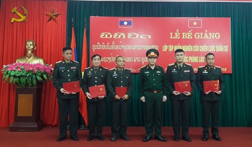 ພິທີປິດຊຸດຝຶກອົບຮົມຄົ້ນຄ້ວາຍຸດທະສາດການທະຫານໃຫ້ກອງທັບລາວ