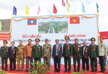 ວາງສິລາລຶກໂຄງການກໍ່ສ້າງໂຮງຮຽນນາຍສິບ ທະຫານທ້ອງຖິ່ນ ແຂວງໄຊສົມບູນ