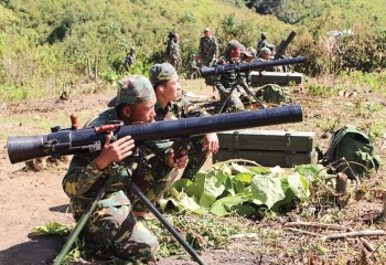 ກອງພັນ 413 ທະຫານແຂວງຫຼວງພະບາງ ລາວ ຈັດຕັ້ງອົບຮົມ-ຫັດແອບຍິງລູກປືນແທ້