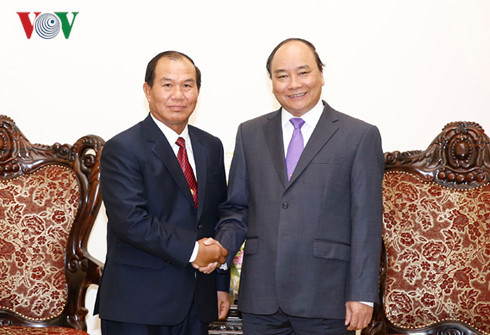 ນາຍົກລັດຖະມົນຕີຫວຽດນາມ ຫງວຽນຊວນຟຸກ ຕ້ອນຮັບ ລັດຖະມົນຕີກະຊວງຍຸດຕິທຳລາວ ໄຊສີ ສັນຕິວົງ