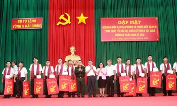 ມອບຂອງຂວັນປີໃໝ່ ໃຫ້ແກ່ພະນັກງານ, ນັກຮົບຢູ່ເຂດເກາະທະເລທາງທິດຕາເວັນຕົກສ່ຽງໃຕ້