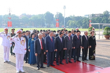 ການ​ນຳ​ພັກ, ລັດ ເຂົ້າ​ສຸ​ສານ​ໄຫວ້​ອາ​ໄລ​ປະ​ທານ ໂຮ່​ຈີ​ມິນ