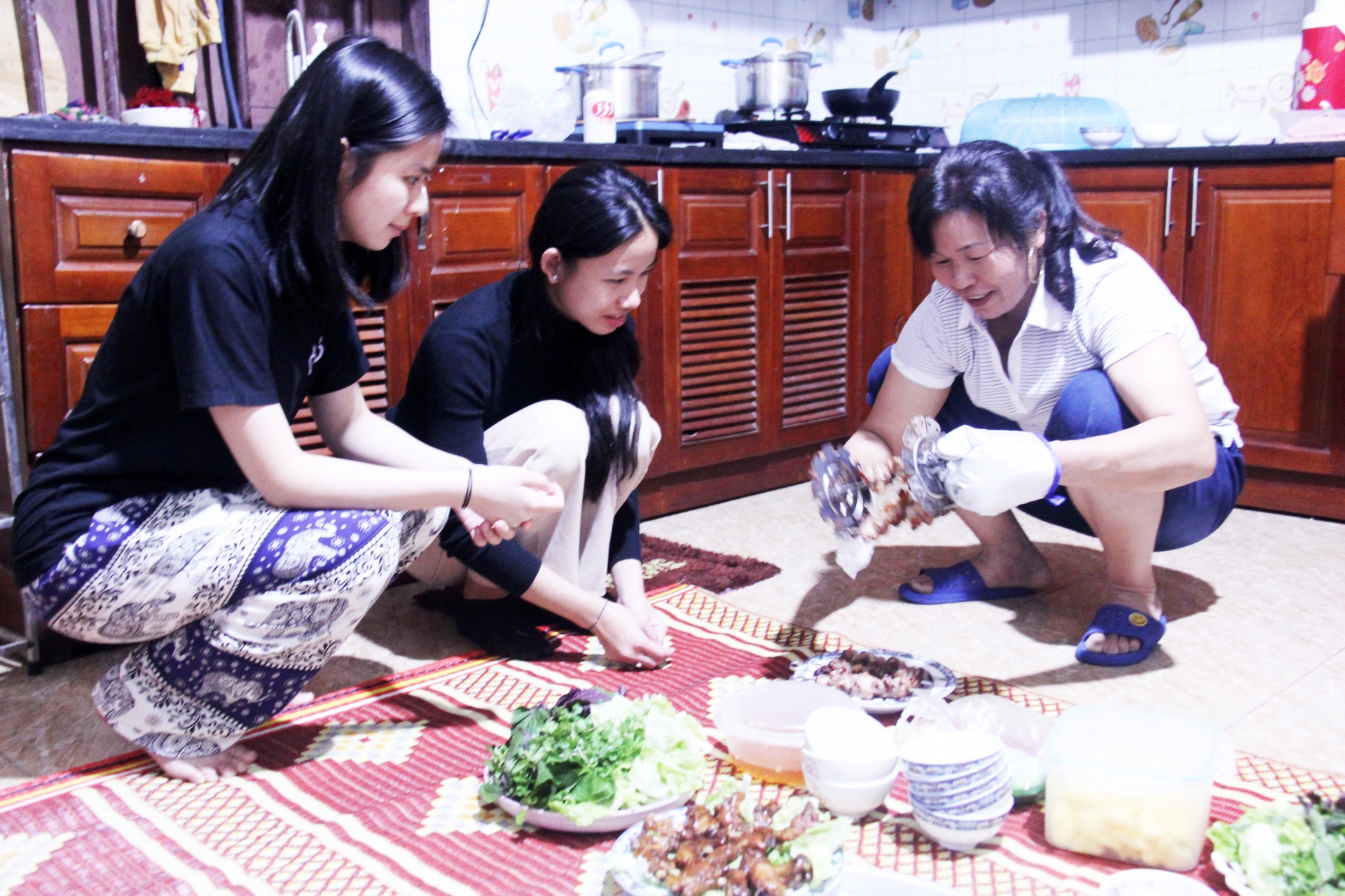 ພໍ່ແມ່ຊາວຫວຽດນາມ ແລະ ລູກຫຼານລາວ ຮ່ວມກັນເຮັດນາ, ຟ້ອນລຳວົງ ພໍ່ແມ່ຊາວຫວຽດນາມ ແລະ ລູກຫຼານລາວ ຮ່ວມກັນເຮັດນາ, ຟ້ອນລຳວົງ