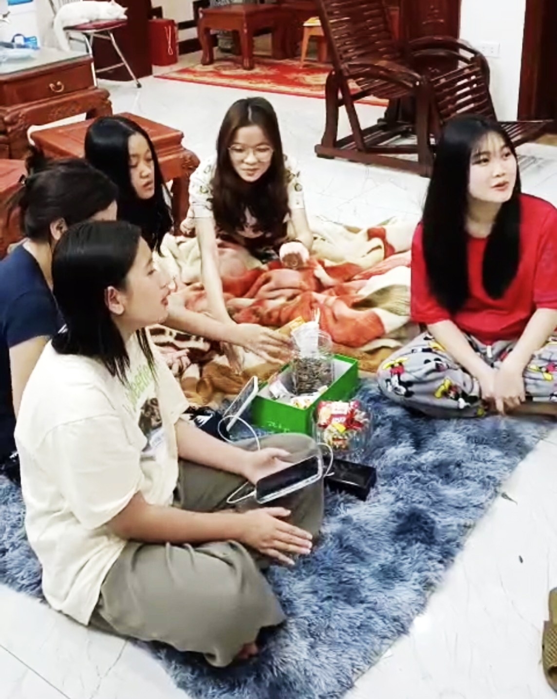 ພໍ່ແມ່ຊາວຫວຽດນາມ ແລະ ລູກຫຼານລາວ ຮ່ວມກັນເຮັດນາ, ຟ້ອນລຳວົງ ພໍ່ແມ່ຊາວຫວຽດນາມ ແລະ ລູກຫຼານລາວ ຮ່ວມກັນເຮັດນາ, ຟ້ອນລຳວົງ