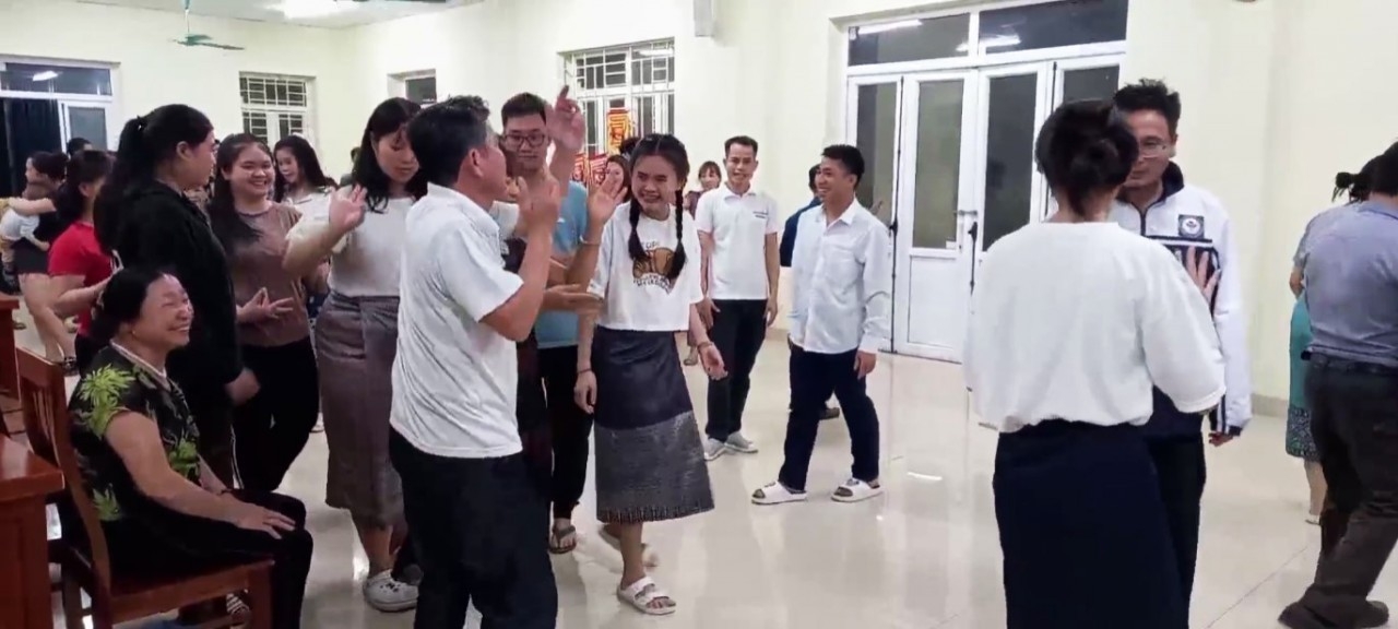 ພໍ່ແມ່ຊາວຫວຽດນາມ ແລະ ລູກຫຼານລາວ ຮ່ວມກັນເຮັດນາ, ຟ້ອນລຳວົງ ພໍ່ແມ່ຊາວຫວຽດນາມ ແລະ ລູກຫຼານລາວ ຮ່ວມກັນເຮັດນາ, ຟ້ອນລຳວົງ