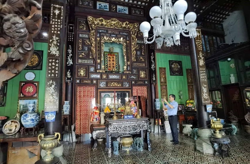 ເຮືອນຫຼັງຢູ່ກາງແມ່ນບ່ອນບູຊາ, ເຊິ່ງໄດ້ປະດັບປະດາແບບ ຫວຽດນາມ.( ພາບ: Thanh Tùng/TTXVN) ເຮືອນຫຼັງຢູ່ກາງແມ່ນບ່ອນບູຊາ, ເຊິ່ງໄດ້ປະດັບປະດາແບບ ຫວຽດນາມ.( ພາບ: Thanh Tùng/TTXVN)