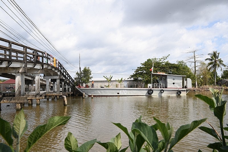 ນ້ຳໃຈທະຫານປະຊາຊົນໃນມື້ທີ່ແດດຮ້ອນ ແຫ້ງແລ້ງ