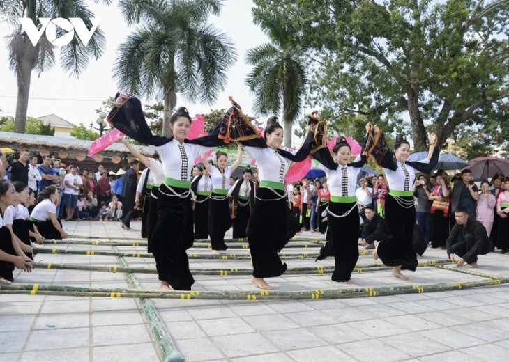 ສິລະປະຟ້ອນແຊ່ ຂອງຊົນເຜົ່າ ໄທ ແມ່ນການດຳເນີນຊີວິດວັດທະນະທຳທີ່ເປັນເອກະລັກສະເພາະ, ເປັນສັນຍາລັກໃຫ້ແກ່ຊີວິດທາງດ້ານຈິດໃຈຂອງພໍ່ແມ່ປະຊາຊົມເຜົ່າ ໄທ ຢູ່ ຫວຽດນາມ.