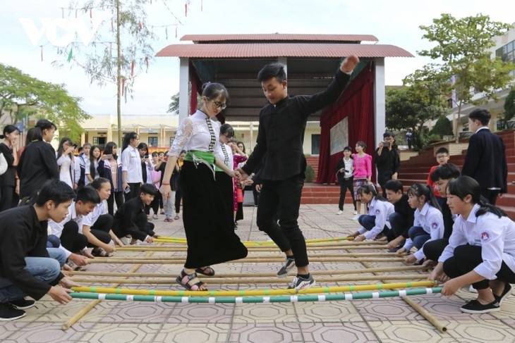 ຟ້ອນແຊ່ ຂອງຊົນເຜົ່າ ໄທ ໄດ້ກາຍເປັນສັນຍາລັກຂອງນ້ຳໃຈຮັກແພງແຂກຄົນ ແລະ ປຽບເໝືອນດັ່ງຂີດໝາຍວັດທະນະທຳສຳຄັນຂອງຊົນເຜົ່າ ໄທ ຢູ່ເຂດ ໄຕບັກ, ຫວຽດນາມ.