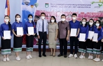 ມອບທຶນການສຶກສາໃຫ້ນັກຮຽນໂຮງຮຽນສອງພາສາ ຫງວຽນຢູ ຢູ່ ລາວ ມາຮຽນຢູ່ ຫວຽດນາມ