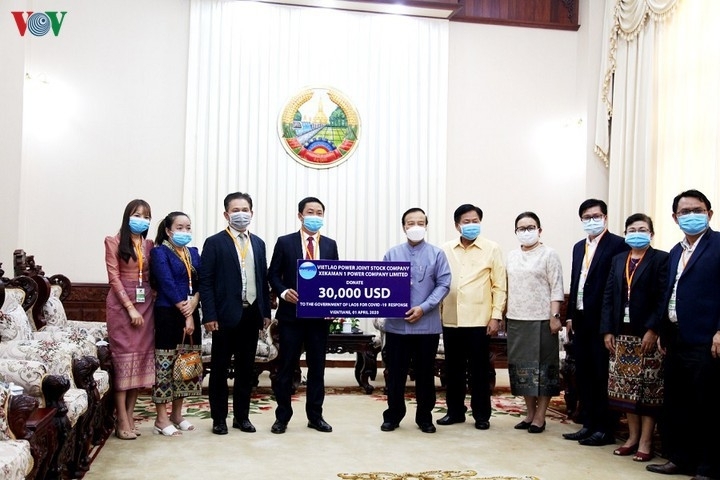 ສາຂາຂອງບໍລິສັດໄຟຟ້າຫວຽດນາມ-ລາວ ໄດ້ມອບເງິນ 3 ໝື່ນ USD ເພື່ອຊ່ວຍລັດຖະບານລາວ ສະກັດກັ້ນໂລກລະບາດໂຄວິດ -19