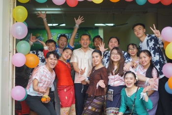ນັກສຶກສາລາວ ຈຳນວນ 200 ຄົນ ພວມສຶກສາຮ່ຳຮຽນຢູ່ໂຮງຮຽນຕ່າງໆໃນນະຄອນຫຼວງ ຮ່າໂນ້ຍ ໄດ້ເຂົ້າຮ່ວມບັນດາລາຍການຕ້ອນຮັບບຸນປີໃຫ່ມລາວ ຢ່າງອົບອຸ່ນ ແລະ ເຕັມໄປດ້ວຍຄວາມໝາຍ