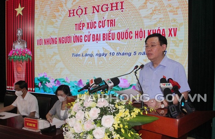ທ່ານປະທານສະພາແຫ່ງຊາດຫວຽດນາມ ເວືອງດິ່ງເຫ້ວ ພົບປະກັບຜູ້ມີສິດເລືອກຕັ້ງ ຢູ່ເມືອງ ຕຽນລາງ, ນະຄອນ ຫາຍຟ່ອງ (ພາບ: haiphong.gov.vn)