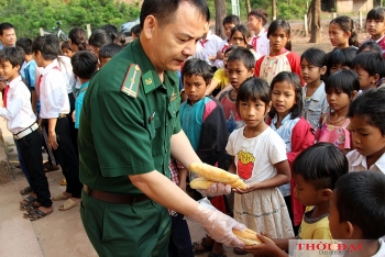 “ເທວະດາ” ນຸ່ງເສື້ອສີຂຽວ ບົດທີ 4: ນ້ອງເຕີບໃຫຍ່ຂຶ້ນດ້ວຍເຂົ້າຈີ່ຂອງທະຫານ
