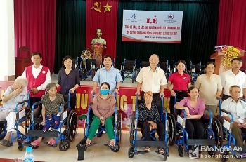 Lawrence S. Ding ມອບລົດເຂັນ ຈຳນວນ 25 ຄັນ ໃຫ້ແກ່ຄົນພິການຢູ່ເມືອງ ຮືງງວຽນ, ແຂວງ ເຫງ້ອານ