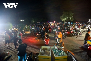ຄວາມຮັກອັນອົບອຸ່ນບົນເສັ້ນທາງກັບບ້ານເກີດເມືອງນອນດ້ວຍລົດຈັກ ເພື່ອຫຼີກລ້ຽງການລະບາດຂອງພະຍາດ