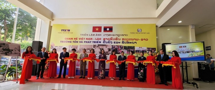 ພິທີຕັດແຖບຜ້າໄຂງານວາງສະແດງ