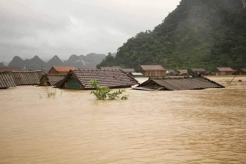 ເລຂາທິການໃຫຍ່, ປະທານປະເທດ ລາວ ຝາກຄຳຢື້ຢາມຖາມຂ່າວຢ່າງໃຈຈິງມາຍັງ ພັກ, ລັດ ແລະ ປະຊາຊົນ ຫວຽດນາມ ພ້ອມດ້ວຍບັນດາຄອບຄົວທີ່ຖືກຜົນສະທ້ອນຈາກໄພນ້ຳຖ້ວມຄັ້ງນີ້
